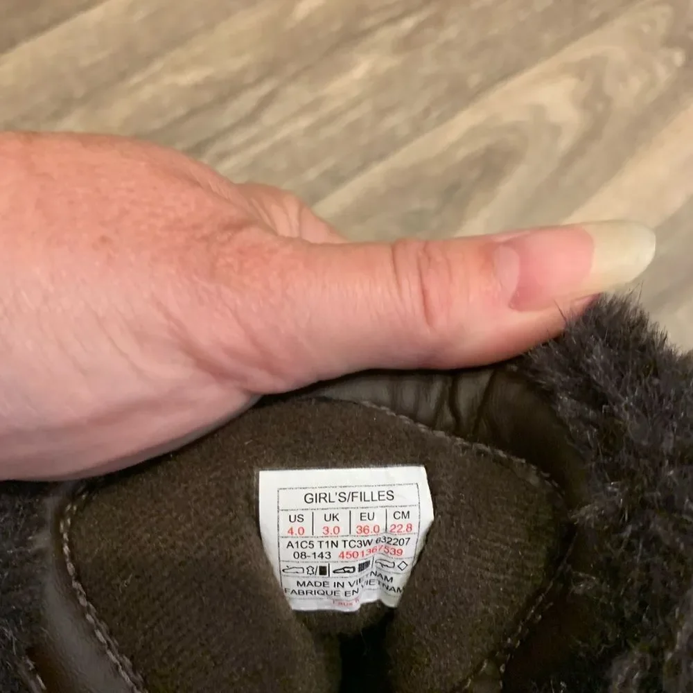 The North Face Girls Boots. Size: 4. Faux fur lined.